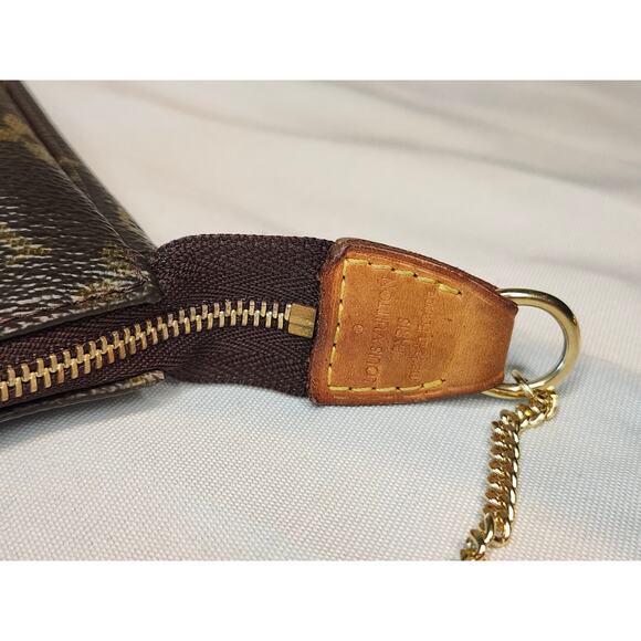 Louis Vuitton Pochette Accessoires Monogram LV Shoulder Bag Vintage Y2K Style - Picture 8 of 15